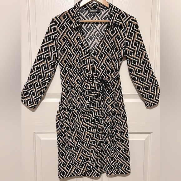 Glamour Black and gold petite Geometric Dress - Picture 4 of 9